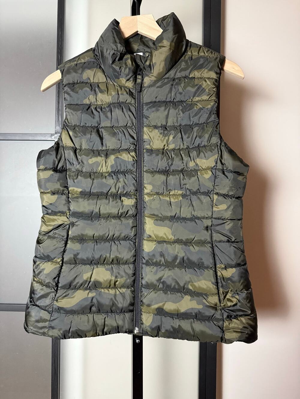 Old Navy Active Women's Camo Puffer Vest Size Medium